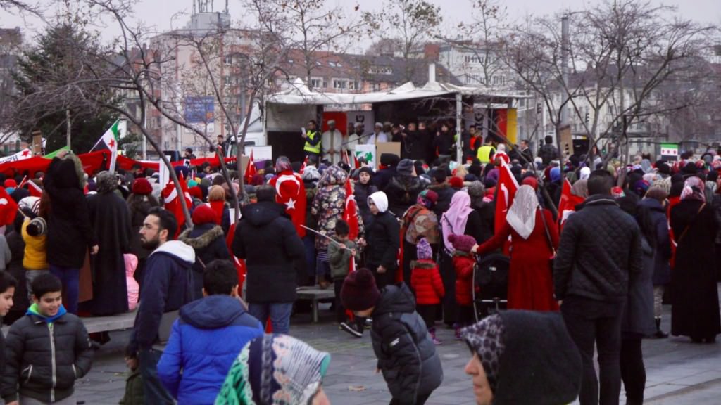 Ein Meer türkischer Flaggen sollen Solidarität mit Aleppo symbolisieren? | Foto: Neckarstadtblog