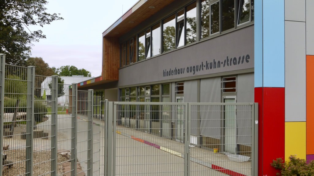 Die verhangenen Fenster des Kinderhauses August-Kuhn-Straße geben den Blick ins Innere nicht preis | Foto: M. Schülke