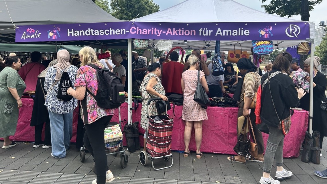 2024 amalie handtaschenaktion foto julia teek 1142x642 - Handtaschen-Verkauf bringt 8.000 Euro für Amalie ein