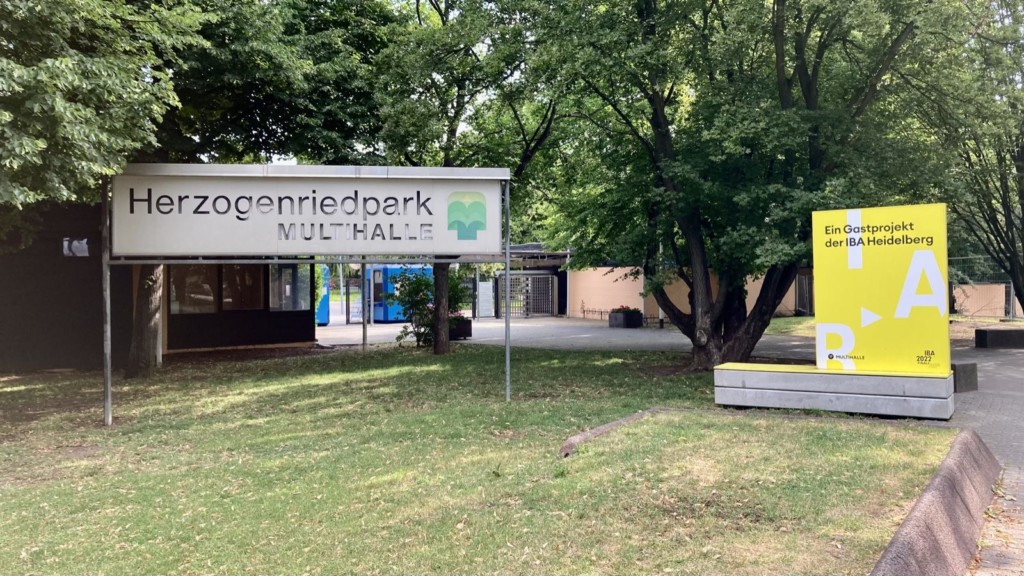 Der Haupteingang des Herzogenriedparks ist seit geraumer Zeit unter der Woche vormittags geschlossen | Foto: M. Schülke