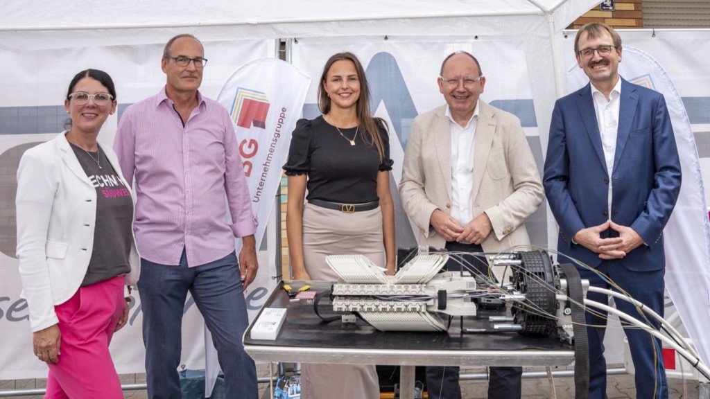 Freuen sich über den Start der Maßnahme (v.l.n.r.): Christina Krabatsch und Joachim Otto (beide Telekom), Carmela Konietzko (Projektleitung ServiceHaus), Mannheims Oberbürgermeister Christian Specht und Karl-Heinz-Frings, Geschäftsführer der GBG-Gruppe | Foto: Nikola Haubner