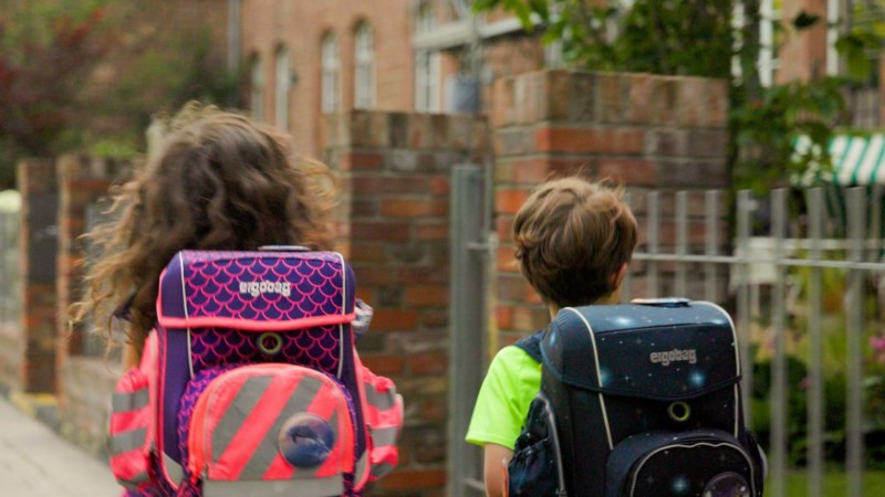 Zweitklässlerin Frida und Erstklässler Miro auf dem Weg zur Erich-Kästner-Schule | Bild: KIM