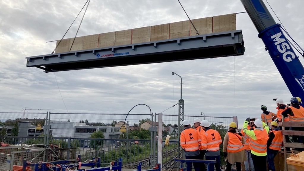 Die ersten Teile der Behelfsbrücke für die Erneuerung der BBC-Brücke werden eingehoben | Foto: Stadt Mannheim