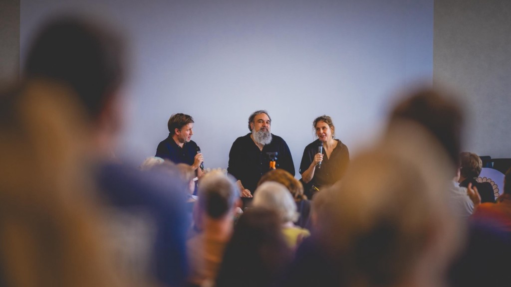 Christina Laube und Mehrdad Zaeri im Gespräch mit Projektleiter Sebastian Steinert (links) | Foto: Alexander Kästel (rentadesigner.de)