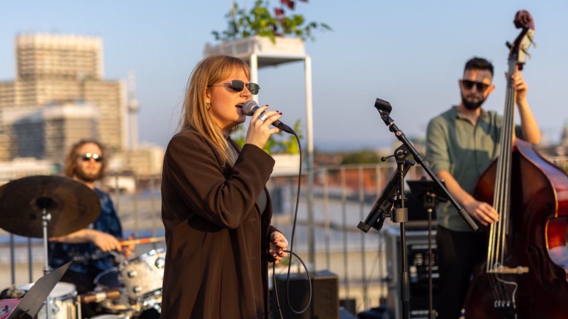 zwischendrin festival 2024 eroffnung press 27 band jil pappert trio 1142x642 - Dächer als kulturelle Ressource: Mannheim diskutiert neue Nutzungsmöglichkeiten