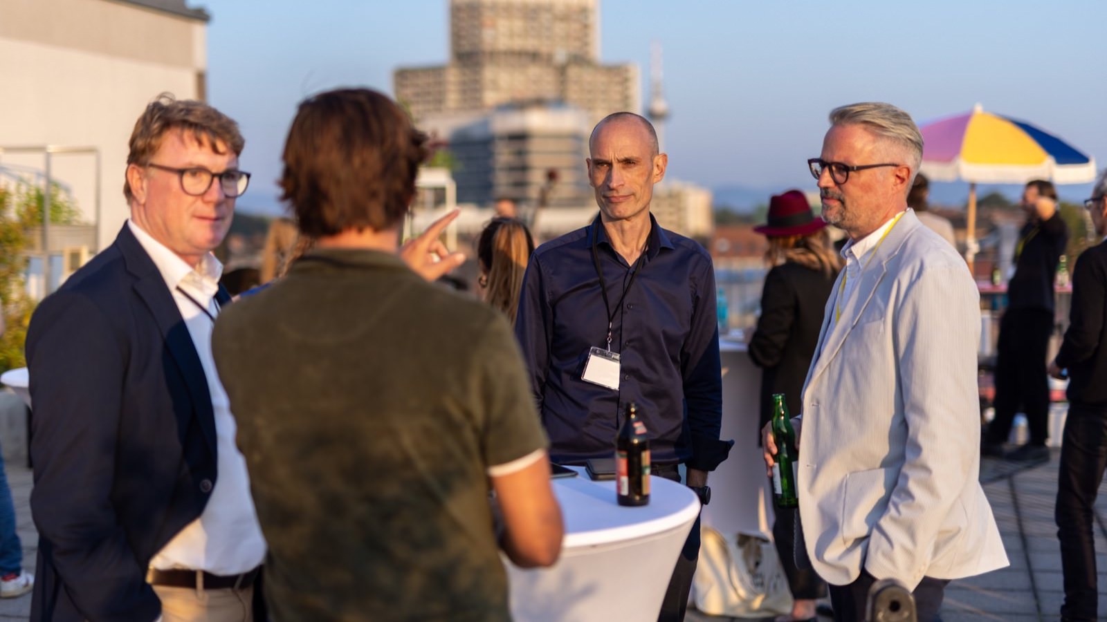 Petar Drakul (Mitte), Dr. Matthias Rauch (rechts) und Marcel Hauptenbuchner (mit dem Rücken zur Kamera) im Gespräch | Foto: Stadt Mannheim / Arthur Bauer