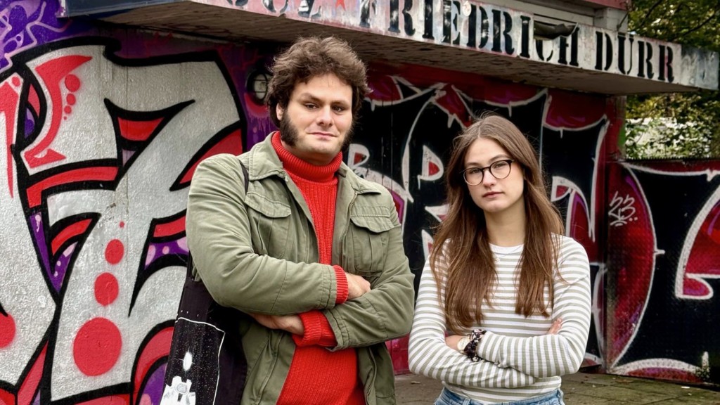 Simon Linsler, Schriftführer des SPD Ortsvereins Neckarstadt-Ost und Klara Scheffler, Co-Vorsitzende der Jusos Mannheim vor dem JUZ | Foto: Dennis Ewert