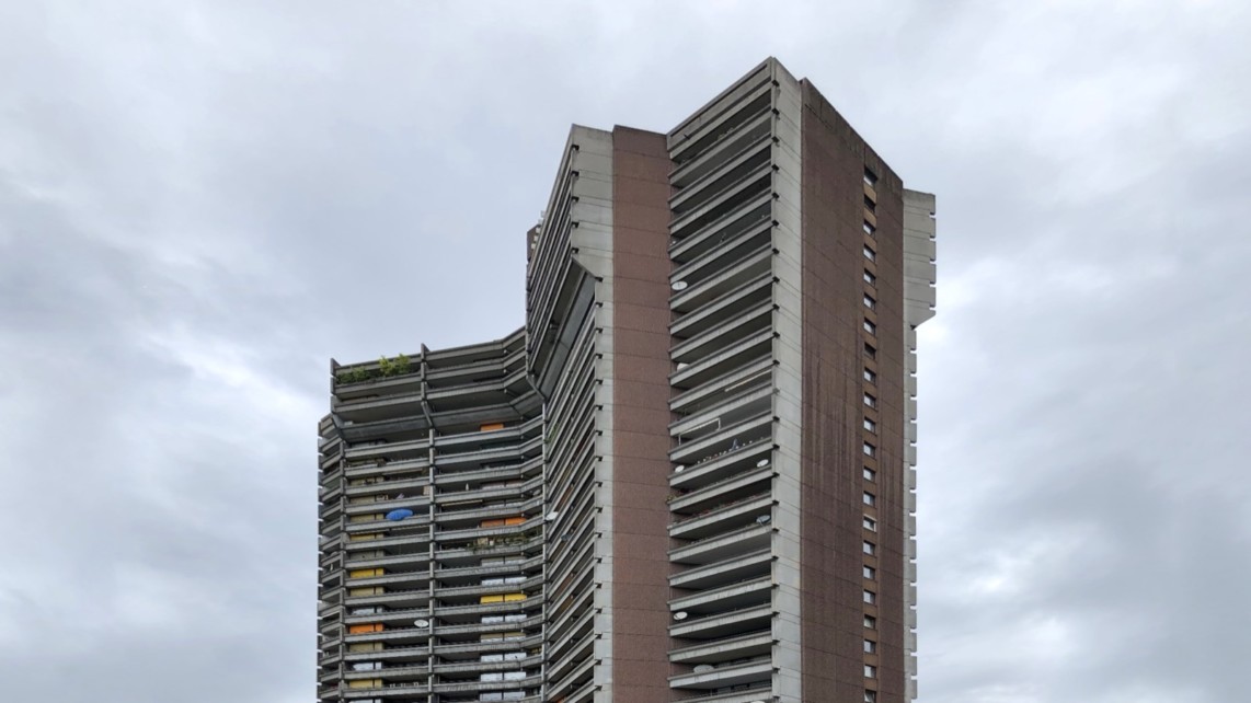 neckaruferbebauung nord nub neckarpromenade img 9371 1142x642 - Feuerlöscher aus Hochhaus geworfen – Passant knapp verfehlt