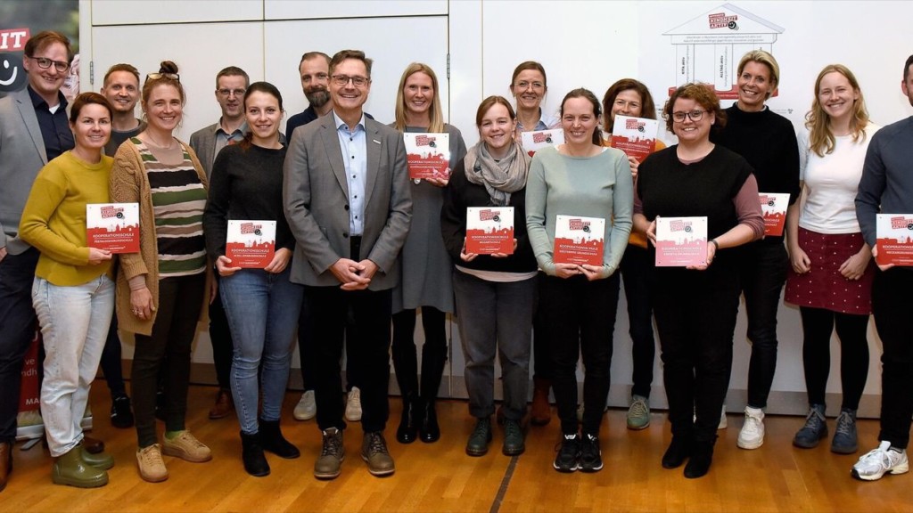 Sportbürgermeister Ralf Eisenhauer und Projektverantwortlicher Kolja Müller-Späth mit den Teilnehmenden von "Schwimmfix" im Schuljahr 2024/2025 | Foto: Stadt Mannheim / Thomas Tröster